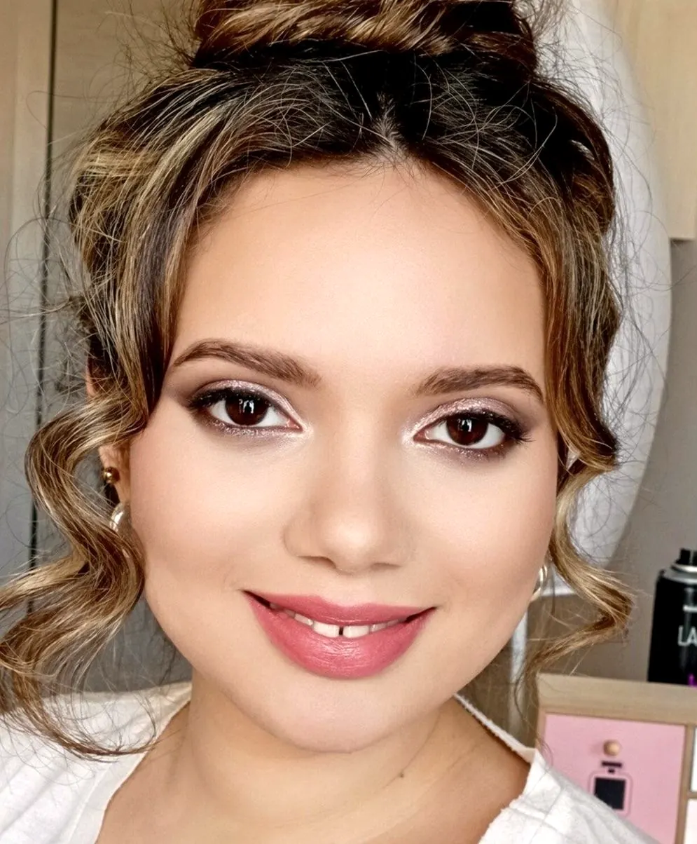 Novia con recogido y ondas al lado