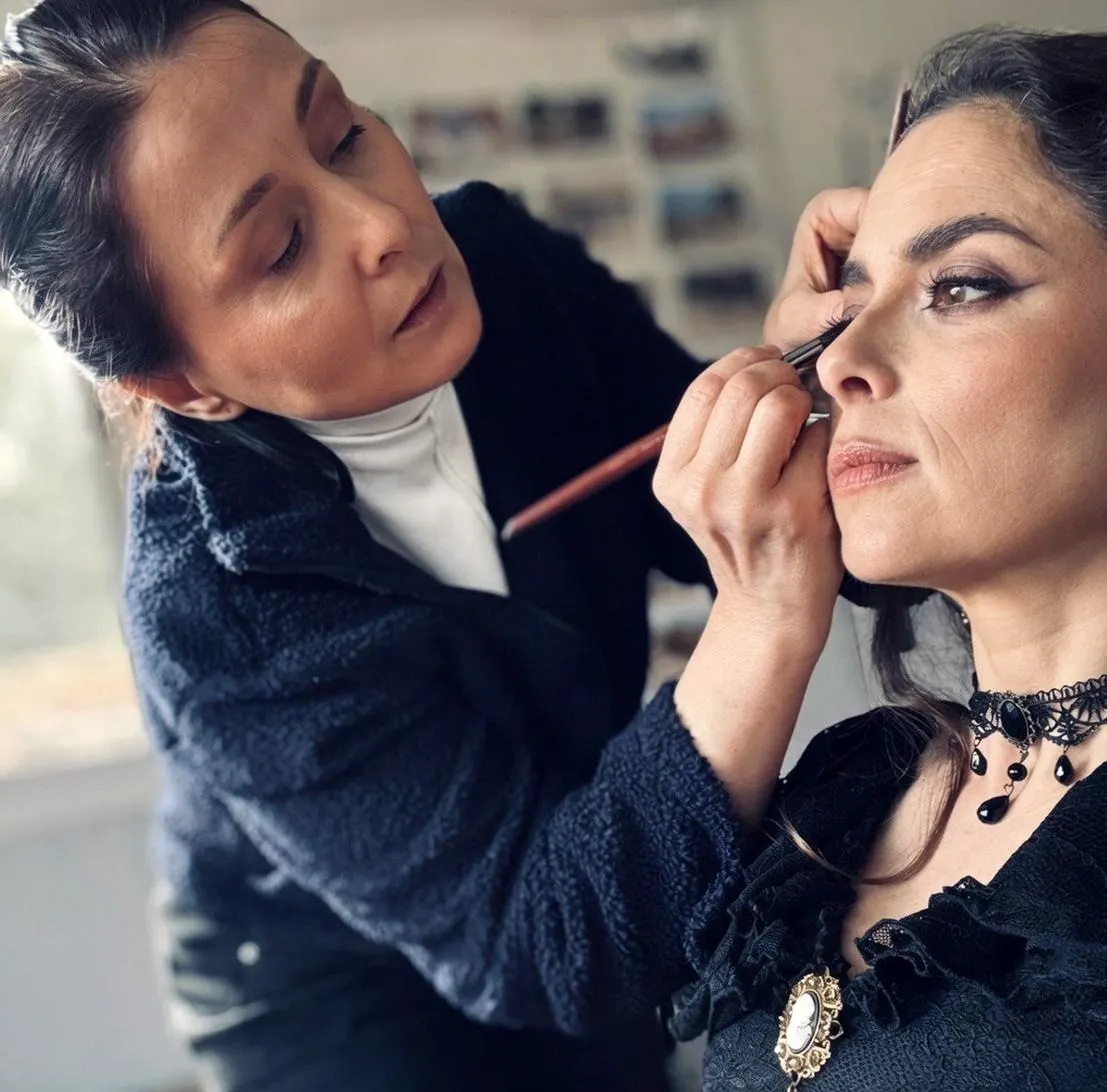 Zoya maquillando los ojos de una clienta