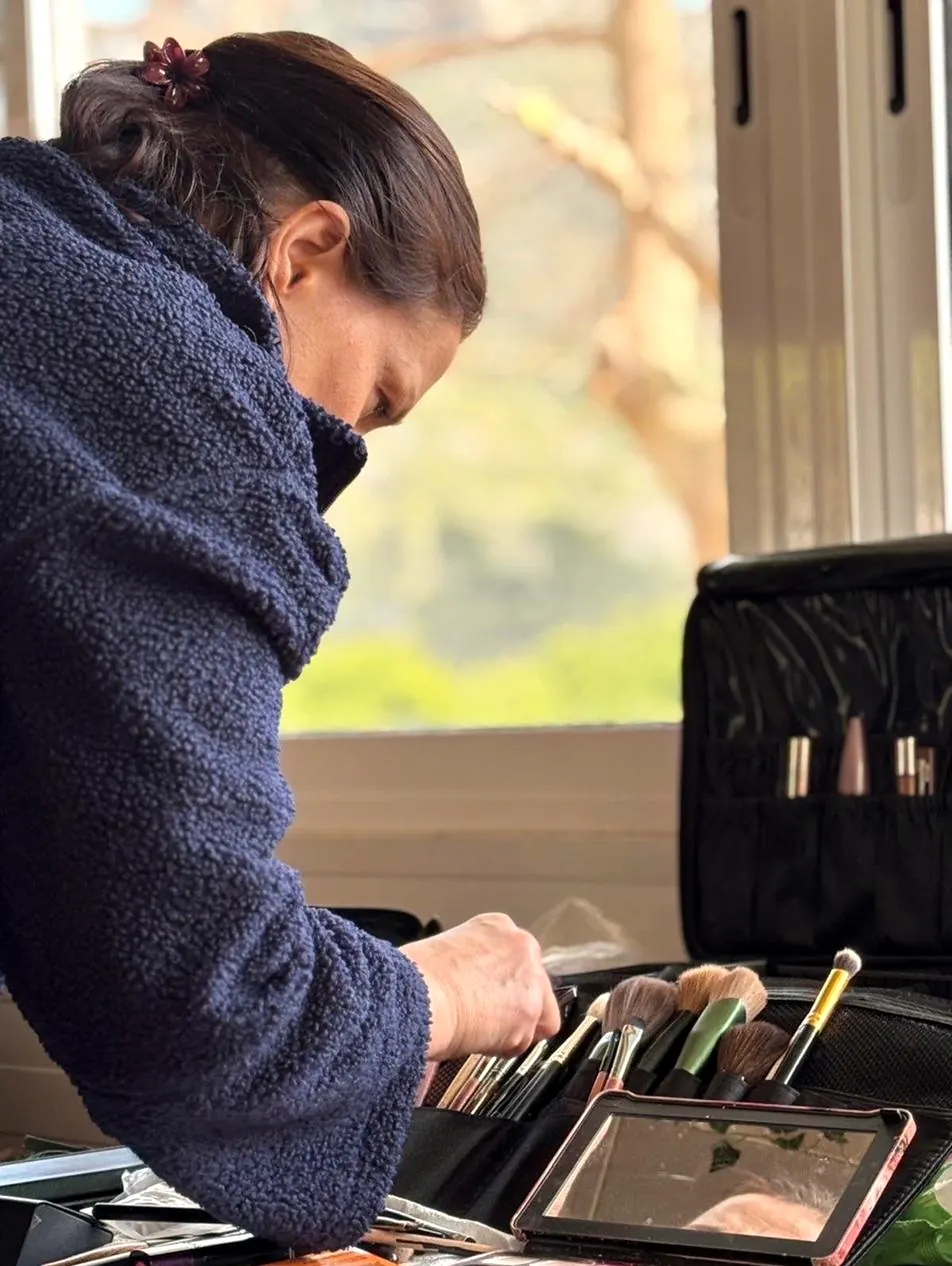 Zoya preparando sus brochas junto a la ventana